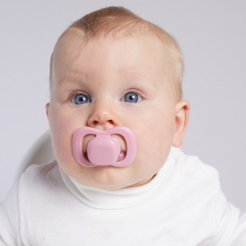 Smoczek dla niemowlaka 2 szt.- symetryczny smoczek silikonowy 6 mies.+ Berry + Blush, b.box