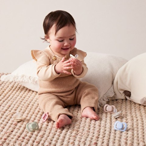 Smoczek dla niemowlaka 2 szt.- symetryczny smoczek silikonowy 6 mies.+ Blush + Latte, b.box