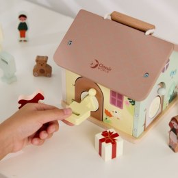 CLASSIC WORLD Drewniany Domek Sensoryczny Edukacyjny z Zamkami Kluczykami 11el. 18m+