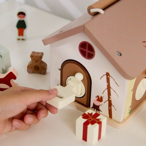 CLASSIC WORLD Drewniany Domek Sensoryczny Edukacyjny z Zamkami Kluczykami 11el. 18m+